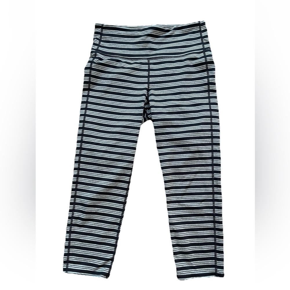 Athleta Chaturanga black gray striped‎ ladies Capri legging size medium stretch